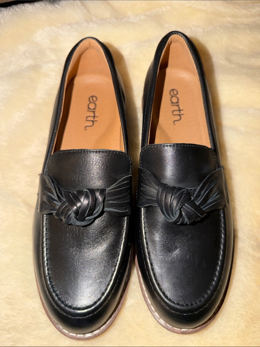 NWOT Earth Black Leather Slip-On Loafers with Knotted Accent size 8 W